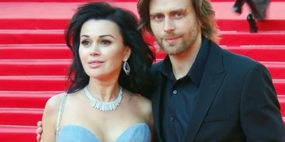 На протяжении пяти лет Анастасия Заворотнюк боролась с раком головного мозга. За это время Петр ни разу не давал комментариев по поводу состояния супруги. Лишь после похорон Чернышев от всего сердца поблагодарил тех, кто поддерживал его семью в тяжелое время.