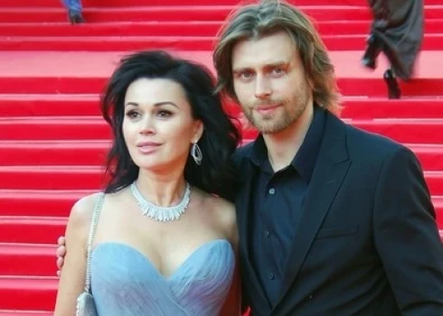 На протяжении пяти лет Анастасия Заворотнюк боролась с раком головного мозга. За это время Петр ни разу не давал комментариев по поводу состояния супруги. Лишь после похорон Чернышев от всего сердца поблагодарил тех, кто поддерживал его семью в тяжелое время.