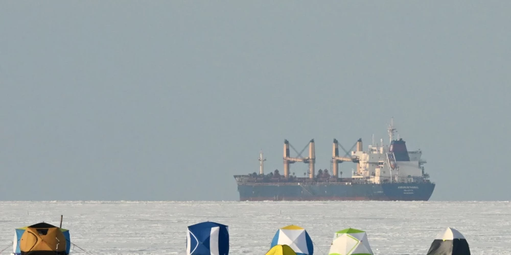 Krievu makšķernieki zvejo ledus klātajā Somu līcī Sanktpēterburgas ostā 2026. gada 17. janvārī.