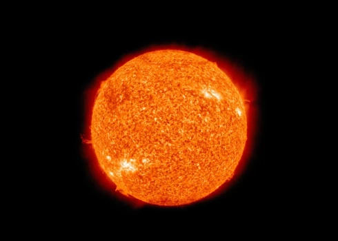 Magnētiskās vētras izraisa Saules uzliesmojumi, kad Zemes magnetosfēru sasniedz lādētas daļiņas