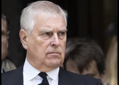 В своем доме на востоке Англии задержан бывший британский принц Эндрю.