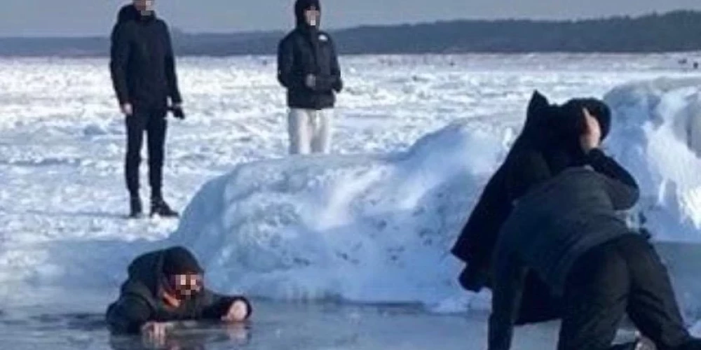 Чтобы безопасно приблизиться к потерпевшему, старший сержант использовал свою куртку.