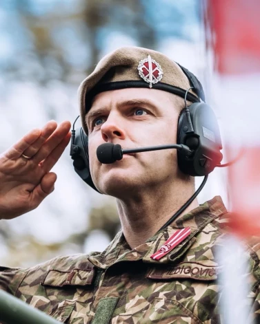 Sargs.lv отмечает, что старший сержант Каспар Пилдигович — опытный военнослужащий, отличившийся высоким профессионализмом во время службы, что и было отмечено полученными им наградами.