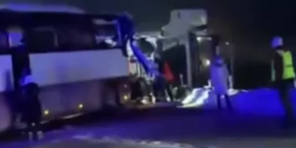 Trešdien notikušajā autobusa un kravas auto sadursmē cietuši četri cilvēki. 