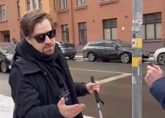 VIDEO: Cik viegli ir šķērsot ielu Rīgā cilvēkiem ar redzes traucējumiem? Eksperiments, kas stindzina asinis