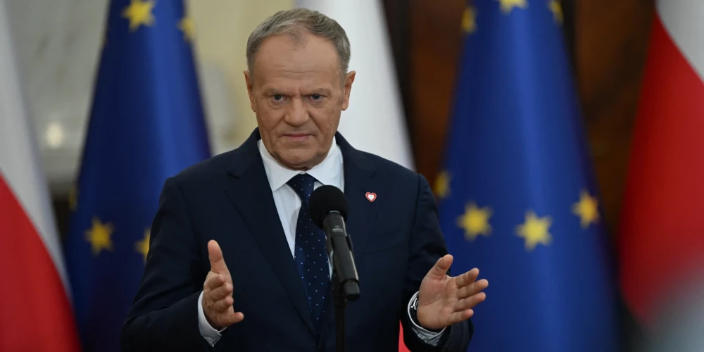 „Lūdzu, nekavējoties pametiet Irānu un nekādā gadījumā neceļojiet uz šo valsti,” pauda premjerministrs Donalds Tusks. 