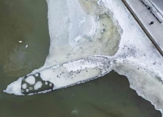 Pēc 400 gadiem "izniris" no ūdens: Stokholmas centrā iedzīvotājus pārsteidz rets skats. FOTO