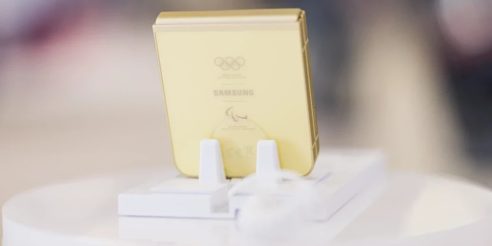 Почти все спортсмены получили в подарок телефоны Samsung.