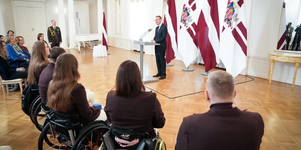 Президент Эдгар Ринкевич встретился в Рижском замке со сборной Латвии — участниками Паралимпиады Милан-Кортина.