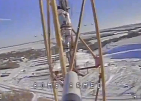 Krievu okupanti ir spiesti rāpties augstos torņos, lai sakārtotu sakarus, bet tur viņus sagaida Ukrainas aizstāvju droni.