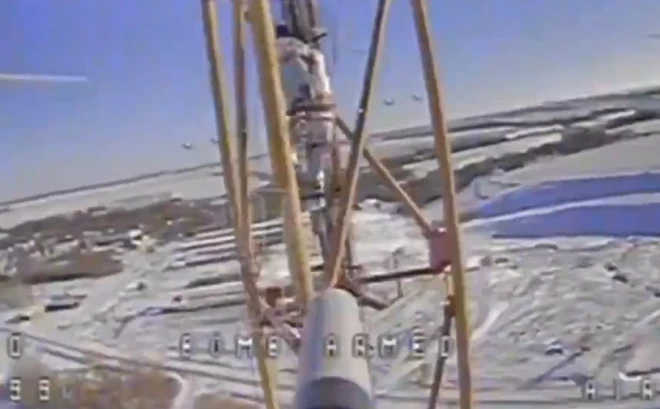 Krievu okupanti ir spiesti rāpties augstos torņos, lai sakārtotu sakarus, bet tur viņus sagaida Ukrainas aizstāvju droni.