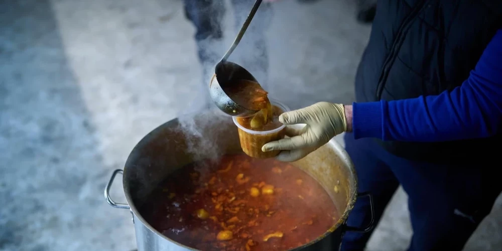 Cilvēki par ziedojumu varēs izbaudīt brokastīs siltu tēju ar biezpiena sacepumu, bet pusdienās un vakariņās - ukraiņu boršču.