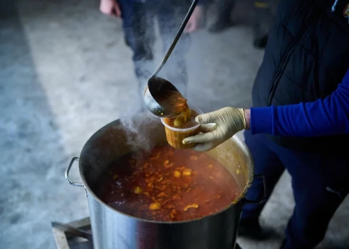 Cilvēki par ziedojumu varēs izbaudīt brokastīs siltu tēju ar biezpiena sacepumu, bet pusdienās un vakariņās - ukraiņu boršču.