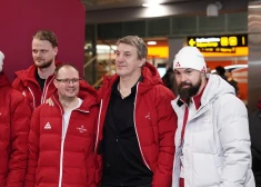 FOTO: Latvijā sirsnīgi sagaidīti mūsu hokejisti un kalnu slēpotāja Bondare