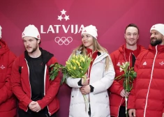 FOTO: Latvijā sirsnīgi sagaidīti mūsu hokejisti un kalnu slēpotāja Bondare