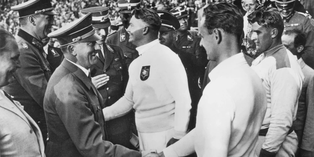 Nacistiskās Vācijas fīrers Ādolfs Hitlers sveic olimpiešus