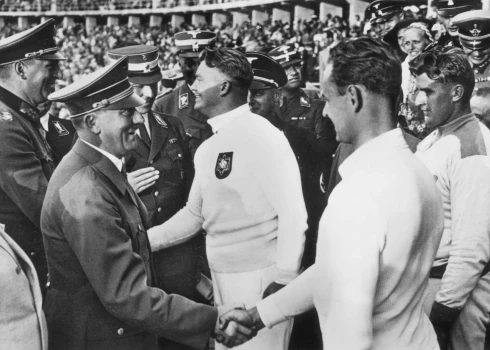 Nacistiskās Vācijas fīrers Ādolfs Hitlers sveic olimpiešus