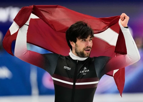 Roberts Krūzbergs pēc vēsturiskās bronzas medaļas izcīnīšanas (foto: Scanpix / Reuters)