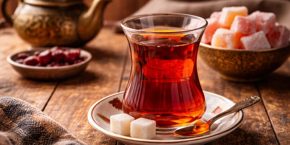 Турецкий чай — это концентрат бодрости и танинов, способный поддержать сердце, но способный и «украсть» железо из вашего обеда.