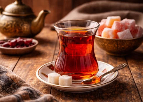 Турецкий чай — это концентрат бодрости и танинов, способный поддержать сердце, но способный и «украсть» железо из вашего обеда.