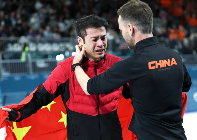 Ķīnietis Nins ar rekordu triumfē ātrslidošanā 1500 metru distancē, krietni labojot 2022. gada olimpiskā čempiona sasniegumu