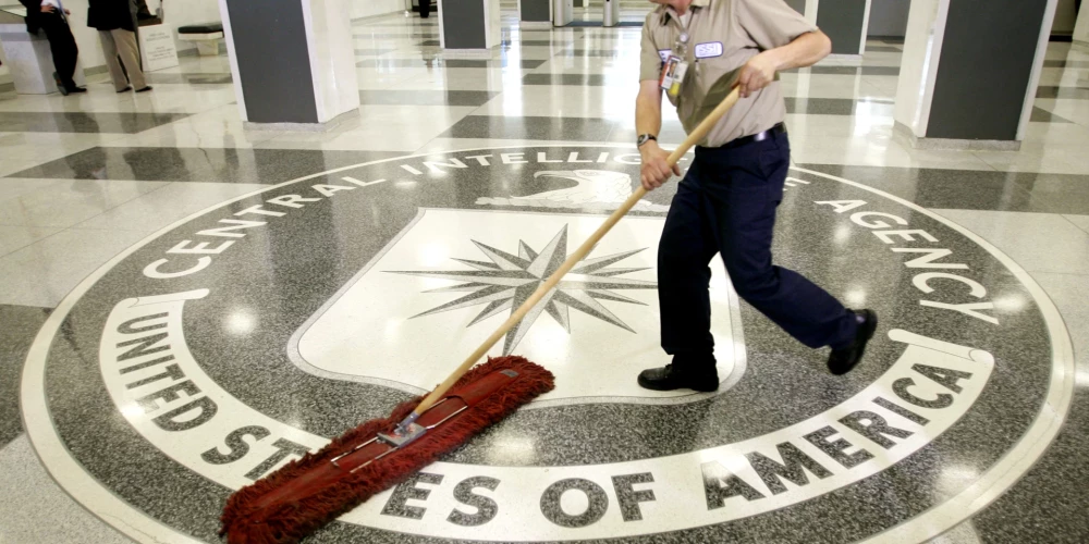 Centrālās izlūkošanas pārvaldes logotipa uzkopšana galvenajā mītnē Lenglijā