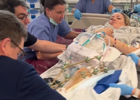 Lindsija Vona mediķu rokās (ekrānuzņēmums no "Instagram" video)