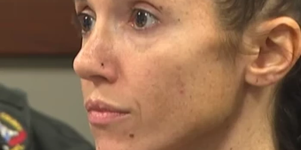 Anna Mērija Krokera tiesā (ekrānuzņēmums no video)