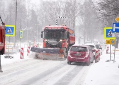 "Снегоуборочные машины тоже стоят в пробках": депутат Рижской думы объясняет, что пошло не так с уборкой улиц
