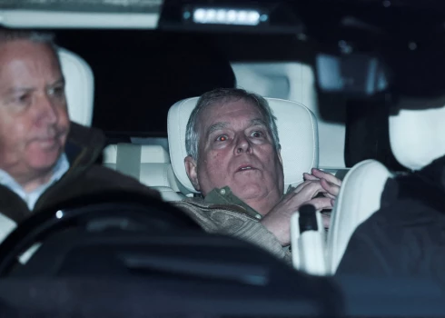 Endrū Mauntbatens-Vindzors pamet Eilšemas policijas iecirkni Norfolkā