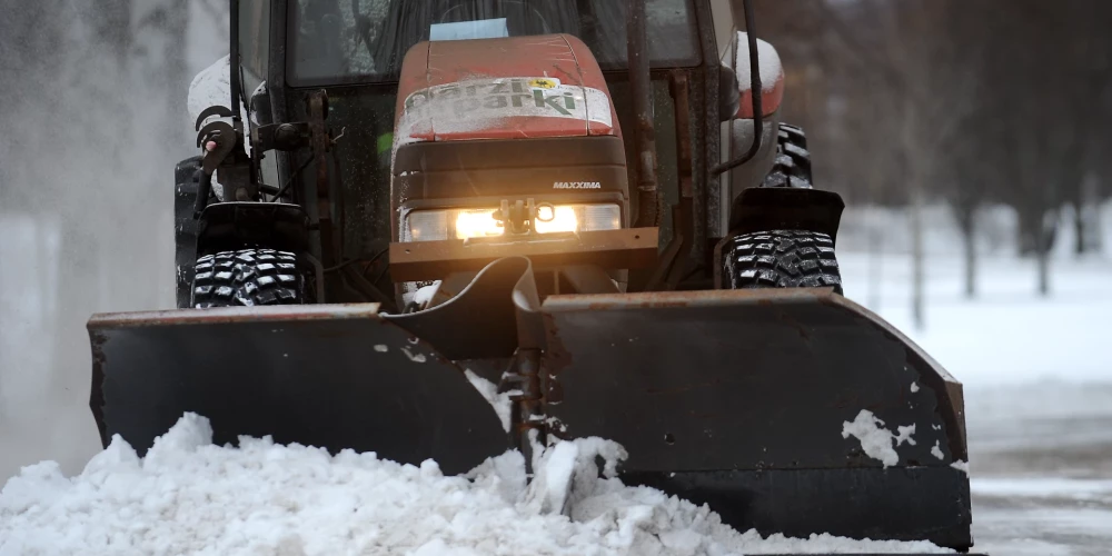 Visā Latvijā autoceļi sniegoti un apledojuši.