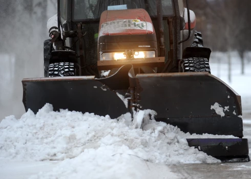 Visā Latvijā autoceļi sniegoti un apledojuši.