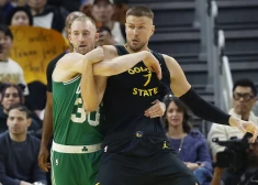 Porziņģis debitē “Warriors” ar 12 punktiem pret bijušo komandu “Celtics”