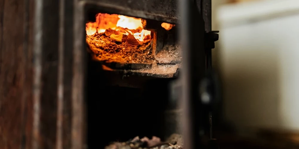 Pie plīts aizdegoties grīdai un malkai, cietis cilvēks.