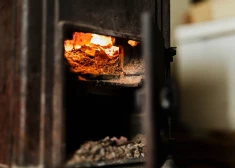 Smiltenes novadā pie plīts aizdegas grīda un malka – cietis cilvēks