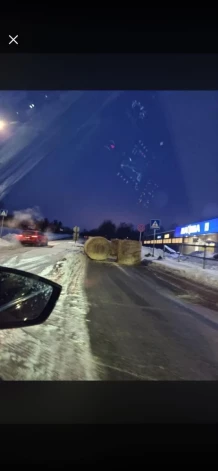 Trešdienas rītā ikšķiliešiem ceļu uz Rīgu nobloķēja siena ruļļi.