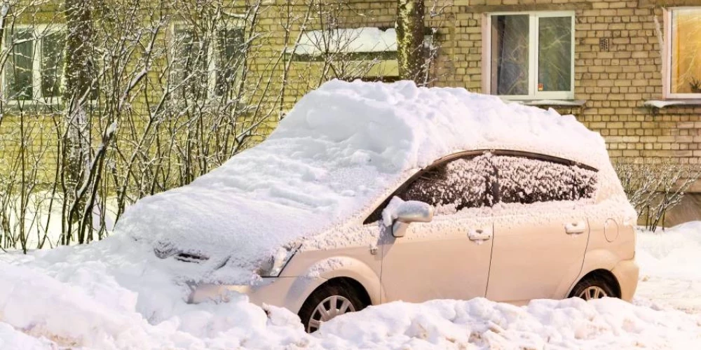 Daugavpilī komunālo dienestu darbiniekiem kopā ar pašvaldības policistiem no sniega kupenām nākas atrakt pamestas automašīnas.