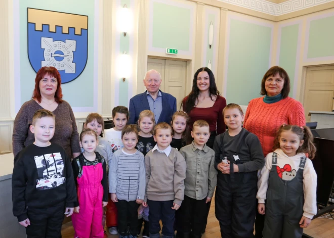 Gardenes pamatskolas "Kāpēcīši" ciemojas pie Dobeles novada domes priekšsēdētāja