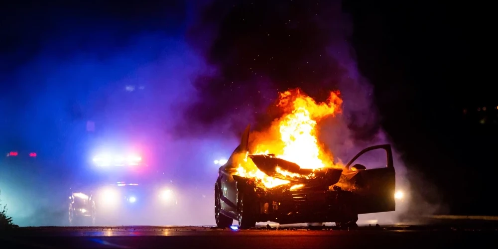 Mežciemā kādā daudzdzīvokļu nama pagalmā uzliesmojusi automašīna "Volvo".