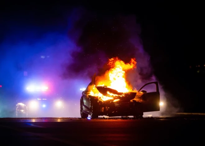 "Tā taču ir mūsu mašīna!" Ģimene Mežciemā pa logu pēkšņi ierauga baisu skatu: pagalmā uzliesmo viņu auto.VIDEO