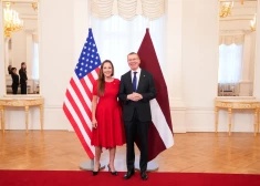 FOTO: Rīgas pilī akreditēta jaunā ASV vēstniece Melisas Ardžirosa