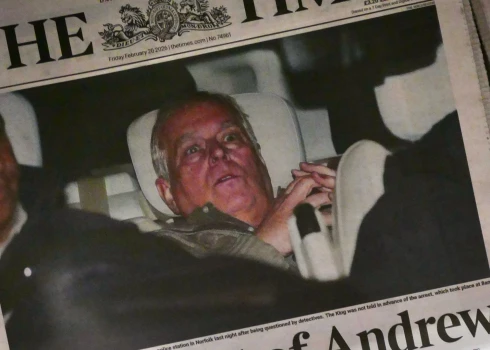 Endrū ceturtdienas vakarā tika redzēts sēžam automašīnas aizmugures sēdeklī, kad viņš atstāja Eilšemas policijas iecirkni Norfolkā.