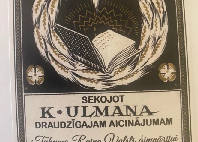 Tukuma Raiņa Valsts ģimnāzija saņem vērtīgus dāvinājumus skolas bibliotēkai. FOTO