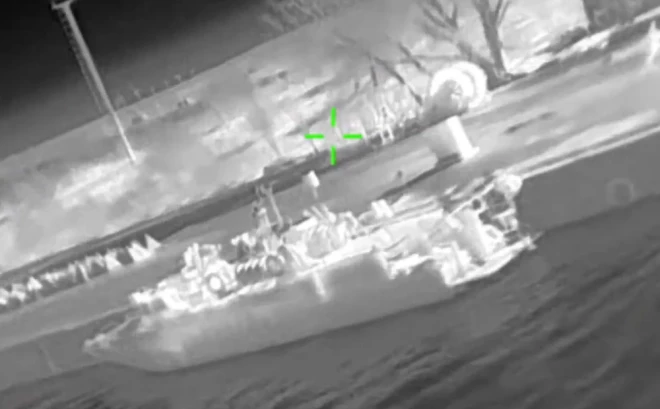 HUR vienība "Primari" ar dronu Krimā uzbrūk okupantu kuterim.