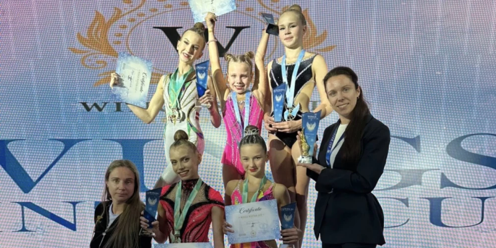 Jūrmalas Sporta skolas mākslas vingrotājas – Polina Gordejeva, Darja Zuravlova, Elza Kupriša, Marta Ločmele, Melisa Jakušenoka ar savām trenerēm Olgu Timofejevu un Ingu Jefimovu.