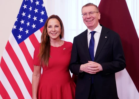 Президент Латвии Эдгар Ринкевич и посол США в Латвии Мелисса Арджироса во время аккредитационного визита в Рижском замке.