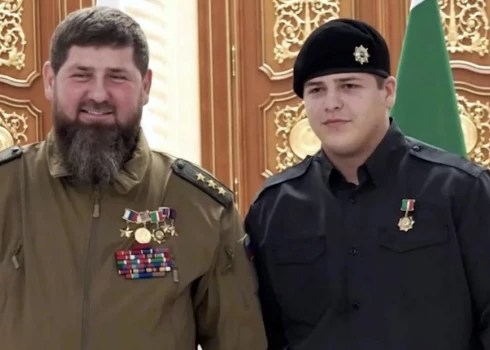 Čečenijas līderis Ramzans Kadirovs ir pamatīgi noraizējies par dēla Ādama veselību, jo tieši viņš ir izvēlēts par viņa pēcteci.