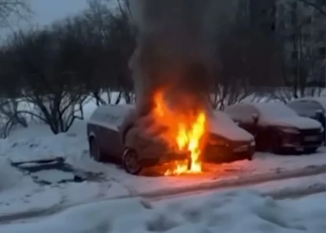 "Да это же наша машина!" Семья в Межциемсе внезапно увидела из окна страшную картину: во дворе горел их автомобиль