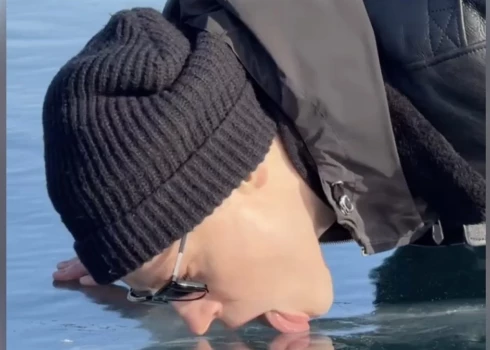 Z-певец Шаман лизнул Байкал.