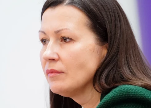 Vienādu pamatalgu saņem visi Valsts sekretāra vietnieki, taču Caunīte-Orupe ievērojami izceļas ar naudas balvām un bonusiem – pērn vietniecei piešķirta naudas balva mēnešalgas apmērā (4695 eiro, bruto) un – vēl arī bonuss – 3521, 25 eiro (bruto) apmērā.